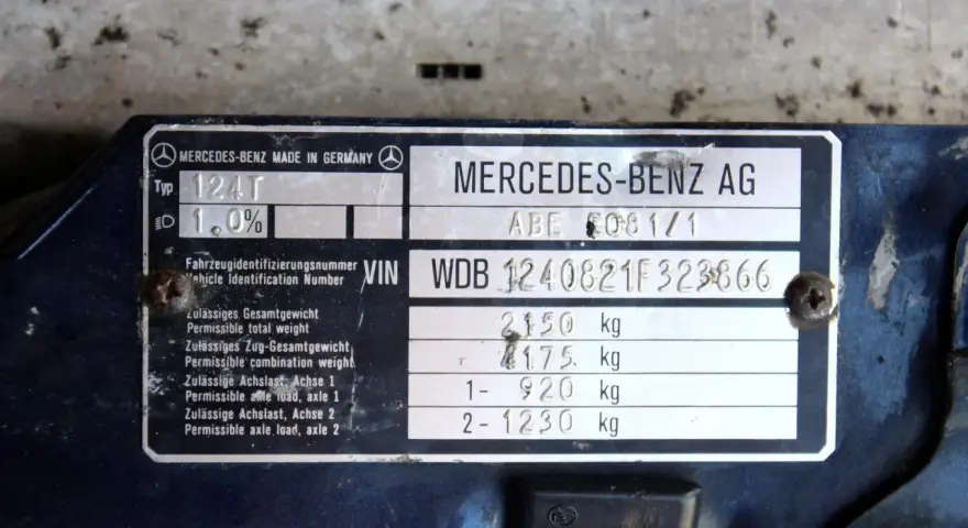 Tabliczka znamionowa Mercedesa z numerem VIN: WDB 1240821F323866. Podano też dane techniczne pojazdu.