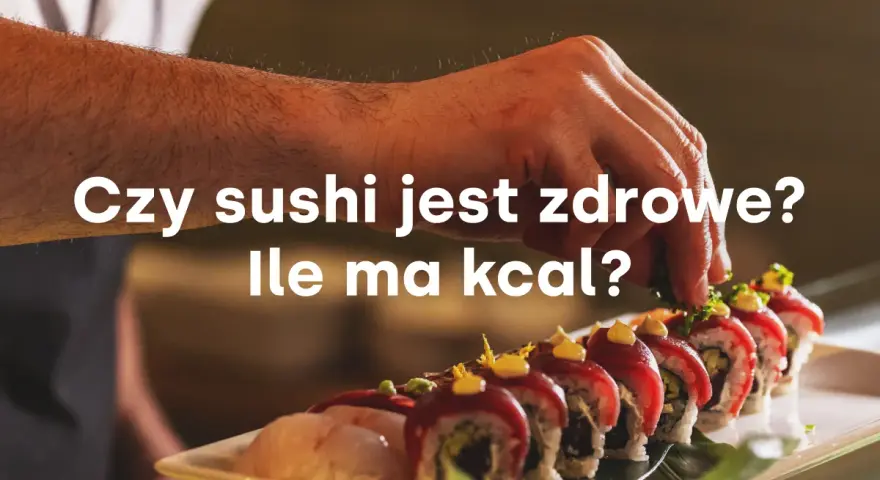Dłoń dekoruje sushi, które ma wiele zdrowotnych właściwości. Czy sushi jest zdrowe i ile ma kcal?