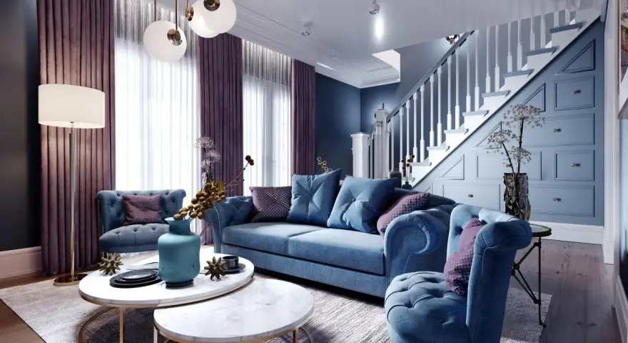 Eleganckie wnętrze z sofą i fotelami w odcieniach niebieskiego, inspirowane stylem art déco architektura. Marmurowe stoliki i fioletowe zasłony dodają luksusu.