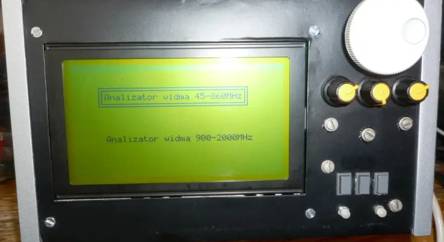 Na ekranie urządzenia widnieje napis "Analizator widma 45-860MHz", a poniżej "Analizator widma 900-2000MHz".
