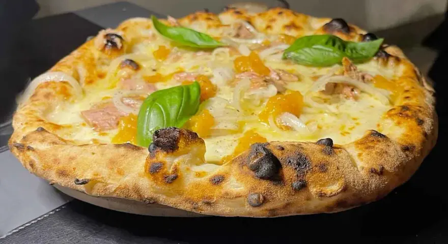 Pizza tonno e cipolla con mozzarella filante, pomodoro e basilico fresco. Croccante e saporita, un classico intramontabile.