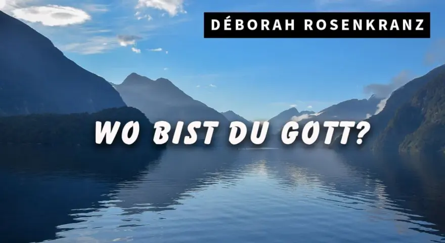 DÉBORAH ROSENKRANZ fragt "Wo bist du Gott?" vor einer majestätischen Bergkulisse am See.