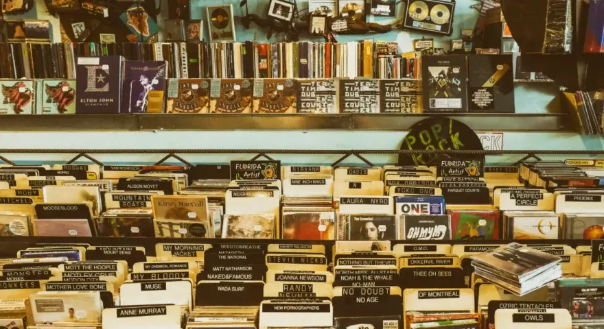 Wiedeń oferuje mnóstwo muzycznych skarbów. Na półkach sklepu z płytami znajdziesz klasyki jak Elton John, Nirvana, Oasis, a także nowsze brzmienia. Idealne miejsce, by odkryć, co warto kupić w Wiedniu dla fana muzyki.