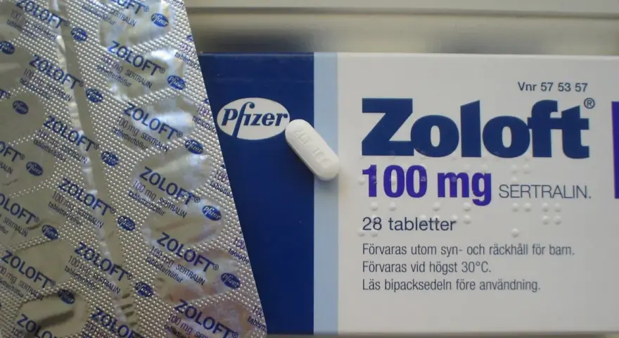 Zoloft co to? Opakowanie leku Zoloft 100 mg z sertraliną, blister z tabletkami i pojedyncza tabletka.