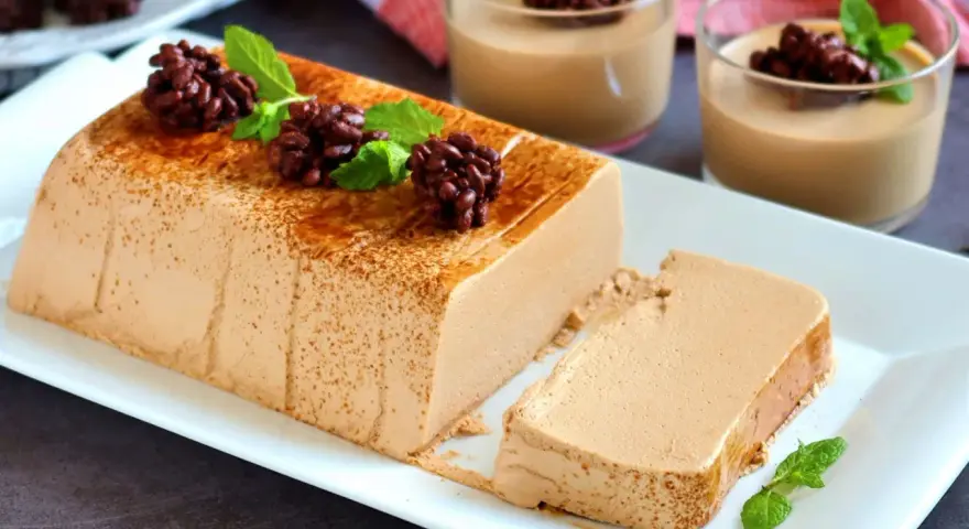 Deliciosa tarta de café, cremosa y con un toque de cacao espolvoreado. Perfecta para disfrutar en cualquier momento.