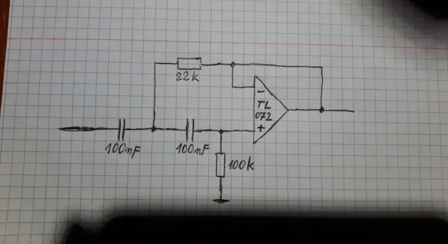 Schemat obwodu z TL072, kondensatorami 100nF, rezystorem 22k i 100k. To jest filtr górnoprzepustowy.