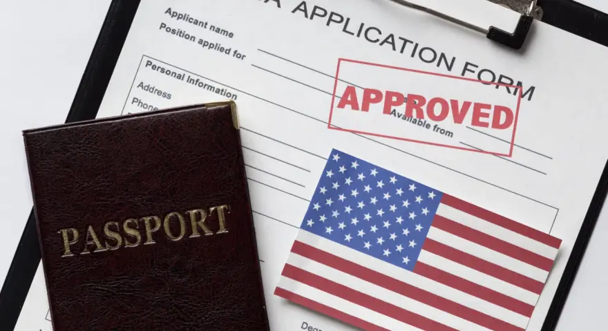 Paszport i formularz wizowy do USA z pieczątką "APPROVED". Marzenie o podróży do Ameryki staje się rzeczywistością!