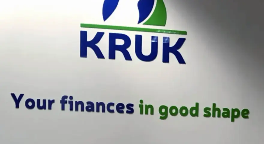 Logo KRUK z hasłem "Your finances in good shape". Firma pomaga w uporządkowaniu zadłużenia.