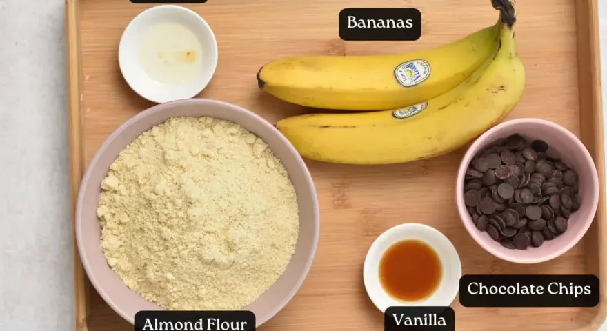 Ingredienti per biscotti senza zucchero: farina di mandorle, banane, gocce di cioccolato, olio d'oliva, vaniglia.