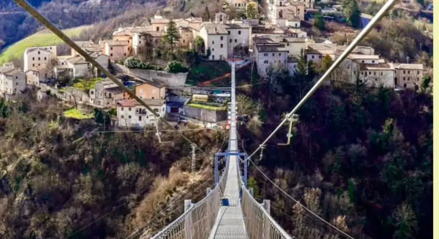 Ponte tibetano delle Marche, un'avventura sospesa sopra un borgo incantevole.