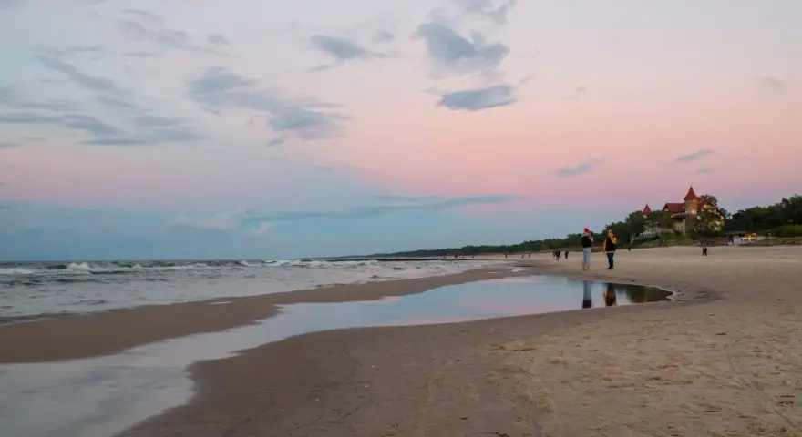 Zachód słońca nad morzem w Łebie. Spacer po plaży, romantyczne widoki, idealne łeba atrakcje dla dorosłych.