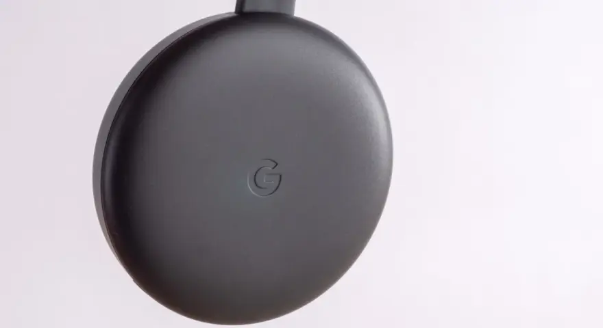 Schwarzer Google Chromecast mit G-Logo. Bereit für ein Chromecast resetten.