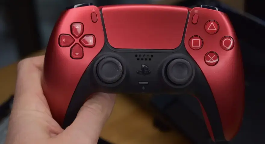 Czerwony kontroler DualSense. Czy gry z PS3 działają na PS5? Niestety, nie ma oficjalnego wsparcia.