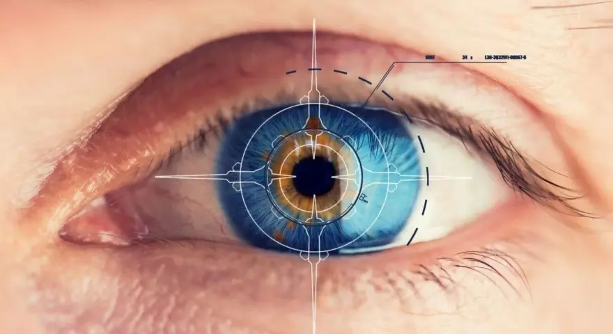 Occhio umano con reticolo futuristico sovrapposto, che simboleggia la ricerca di cure per la distrofia epr.
