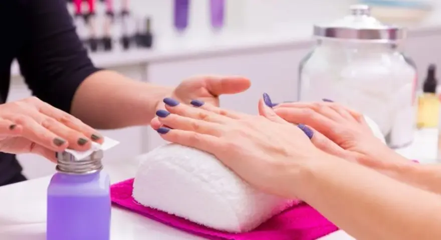 Jak usunąć manicure japoński bez uszkadzania paznokci i bólu