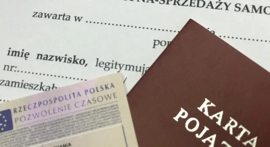 Umowa kupna-sprzedaży samochodu z wyłączeniem rękojmi, obok karta pojazdu i pozwolenie czasowe.