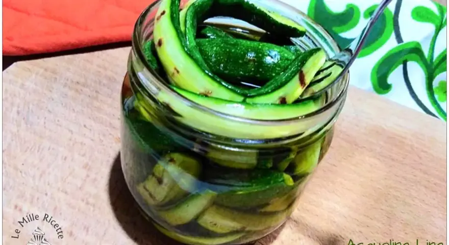 Barattolo di zucchine sott'olio, pronte per essere gustate.