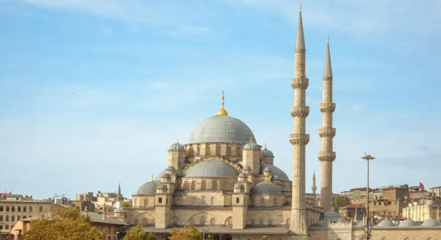 Majestatyczny meczet z kopułami i minaretami, górujący nad miastem. Widok na Złoty Róg w Stambule.