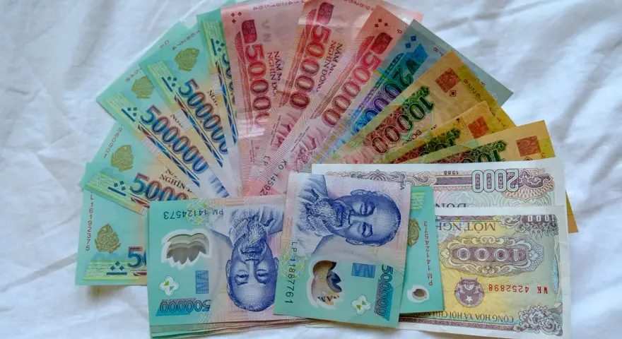 Waluta w Hanoi: stos banknotów 500 000, 50 000, 20 000, 10 000 i 2 000 dongów wietnamskich.