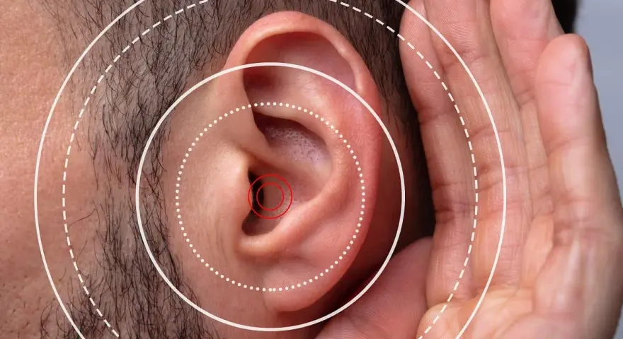 Gros plan sur une oreille humaine avec des cercles concentriques symbolisant le son. Une main est placée près de l'oreille, suggérant une gêne ou une irritation oreille boule quies.
