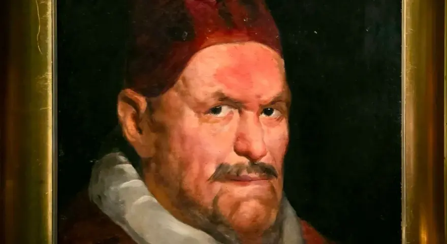 Portret papieża Innocentego X, namalowany z wyrazistym spojrzeniem i w charakterystycznym nakryciu głowy.