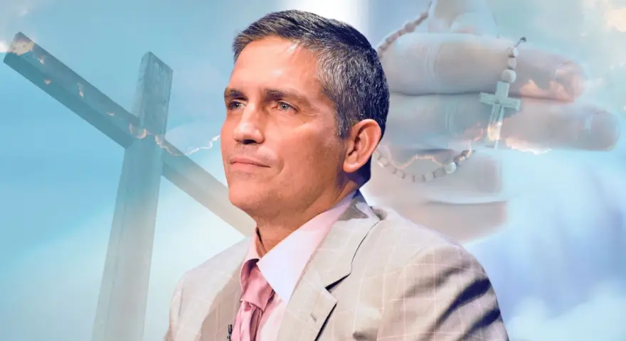 Jim Caviezel nawrócenie: aktor z różańcem i krzyżem w tle, symbol jego wiary.