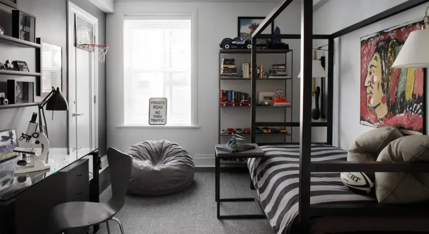 Habitaciones juveniles modernas con cama de dosel, escritorio, balón de rugby y decoración temática de coches.