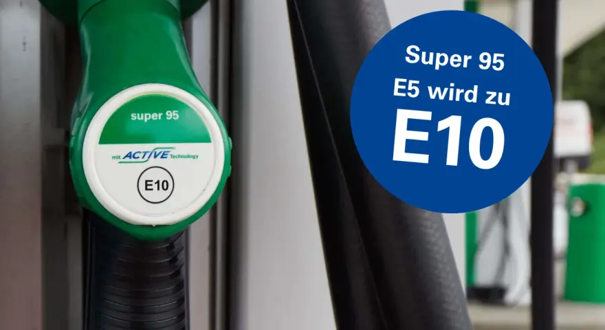 Grüner Zapfhahn mit "super 95" und "E10" Kennzeichnung. Blauer Kreis: "Super 95 E5 wird zu E10".