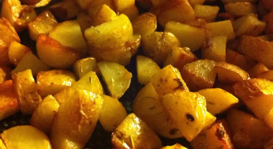 Ugnsrostad potatis, gyllene och krispig. En härlig rätt som väcker frågan: hur mycket potatis per person går åt?