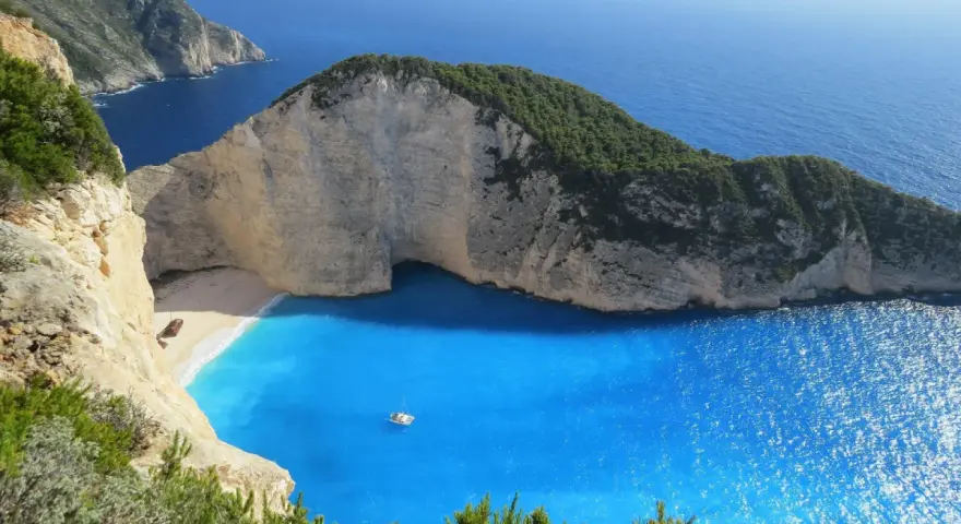 Spiaggia di Navagio, Zante. Un paradiso blu intenso, perfetto per decidere dove andare in vacanza.