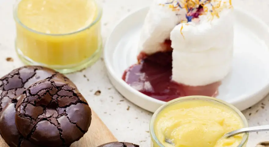 Des desserts délicieux : île flottante, crème anglaise et brownies. Parfait pour savoir que faire avec des blancs d'œufs !