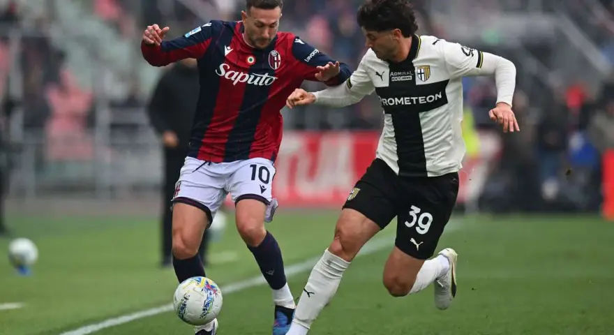 Piłkarze Bologna – Parma walczą o piłkę na boisku.