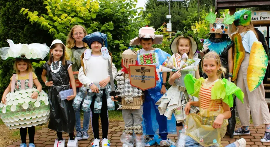 Strój z recyklingu dla dziewczynki: Kreatywne pomysły i poradnik DIY