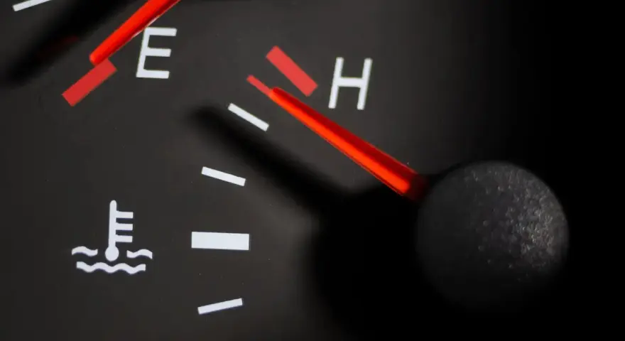 Voyant liquide de refroidissement : les gestes qui sauvent votre moteur