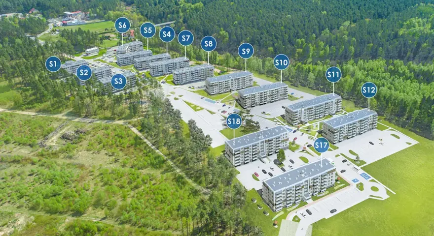 Widok z lotu ptaka na osiedle budynków mieszkalnych otoczone lasem, z oznaczeniami budynków.