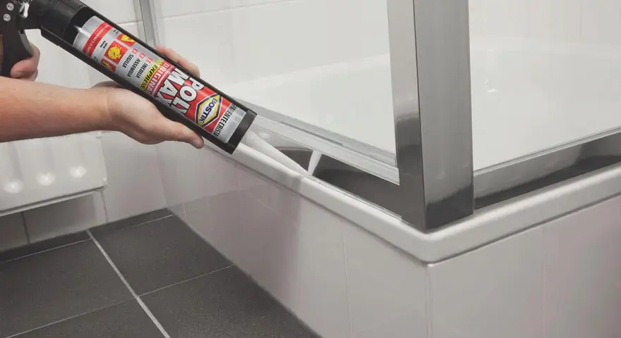 Applicazione di silicone per box doccia, sigillando la base per prevenire infiltrazioni d'acqua.