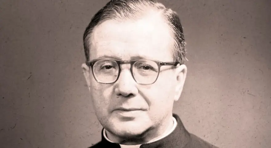 Portrait of a man in clerical attire, wearing glasses. His thoughtful gaze suggests an opus work of God, a life dedicated to faith and service.