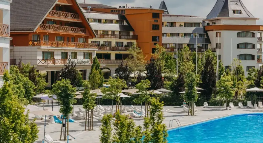 Nowoczesny hotel Gołębiewski w Karpaczu, z basenem i leżakami, zachęca do wypoczynku.