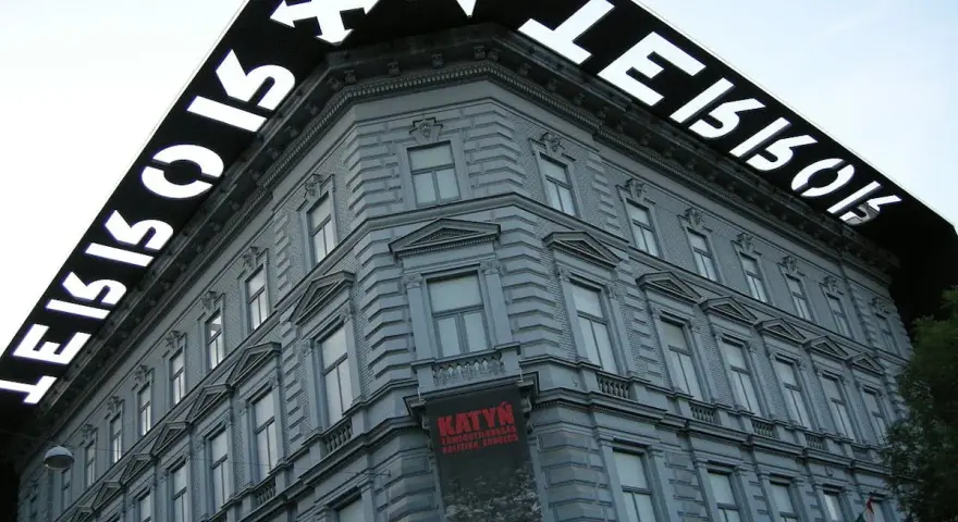Budapeszteńskie muzeum terroru. Na dachu budynku widnieje napis "TERROR" odwrócony.