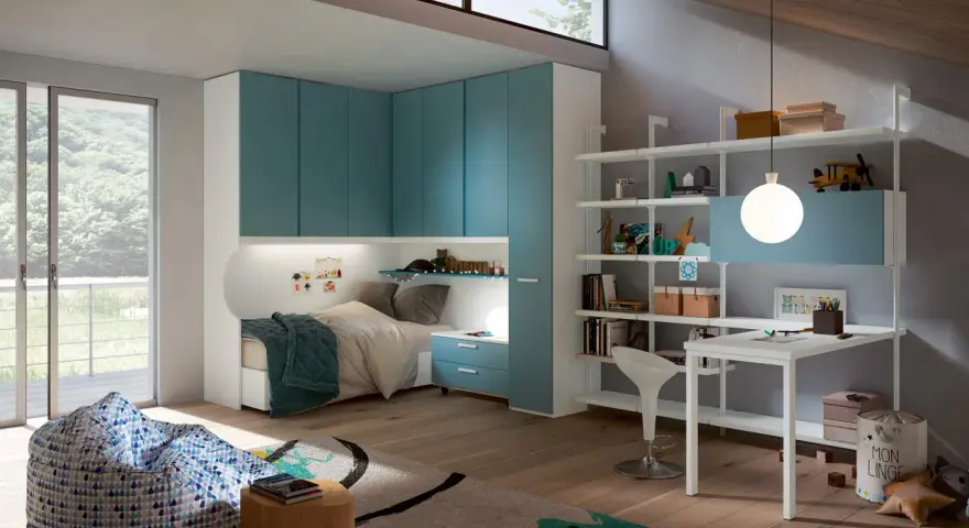 Camerette immagini: letto singolo, armadio azzurro, scrivania, libreria e pouf in un ambiente luminoso e moderno.