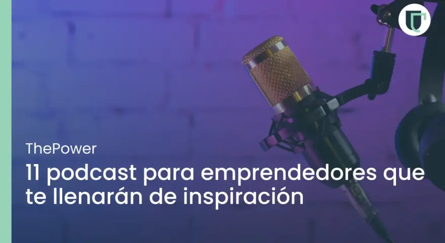 Micrófono de estudio y auriculares, listos para grabar un podcast emprendimiento que inspira.