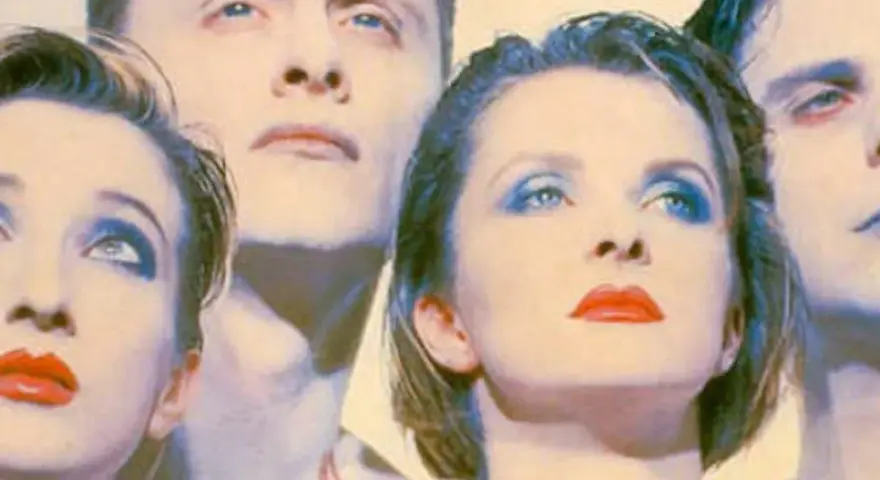 Visages stylisés d'un groupe allemand des années 80, maquillage audacieux, regards tournés vers le ciel.