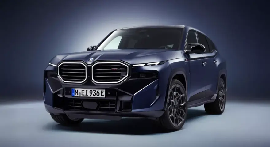 Mroczny, lśniący BMW XM w kolorze granatowym prezentuje swoją masywną sylwetkę i charakterystyczny grill.