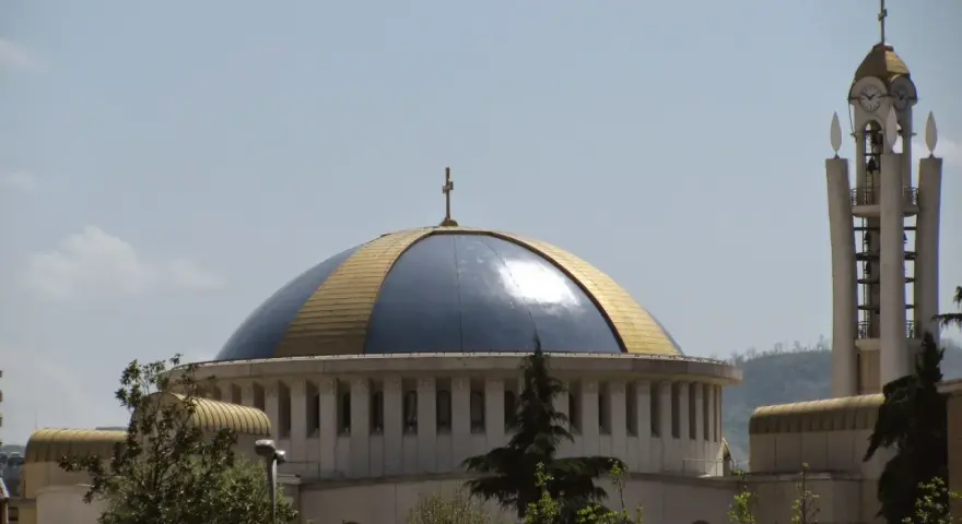 Imponująca kopuła i wieża kościelna w Albanii, symbolizujące bogactwo religii w tym kraju.