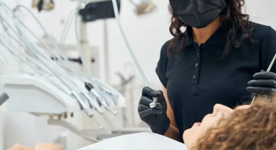 Ból zęba? Szybka ulga w domu i kiedy pilnie do dentysty.