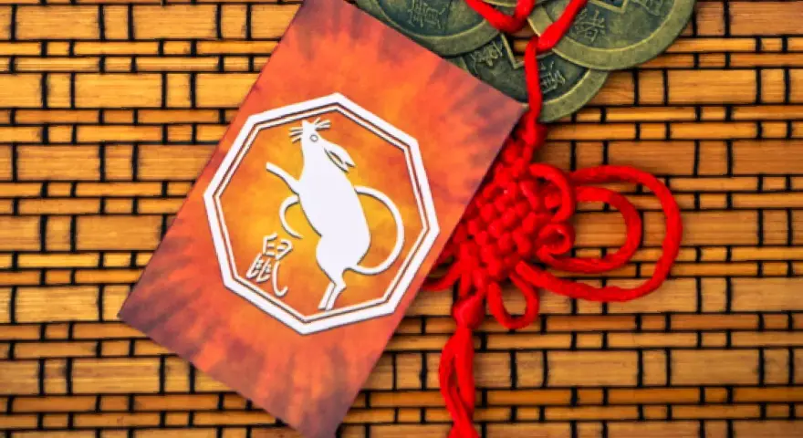 Chiński znak zodiaku - Szczur, symbol roku 1996, ozdobiony tradycyjnym węzłem i monetami.