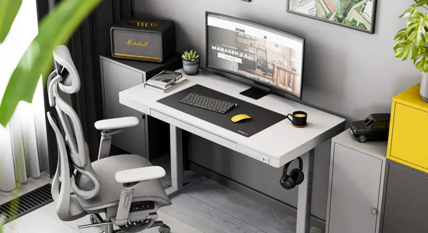 Ergonomiczne biurko do pracy przy komputerze z monitorem, klawiaturą, myszką i wygodnym fotelem.