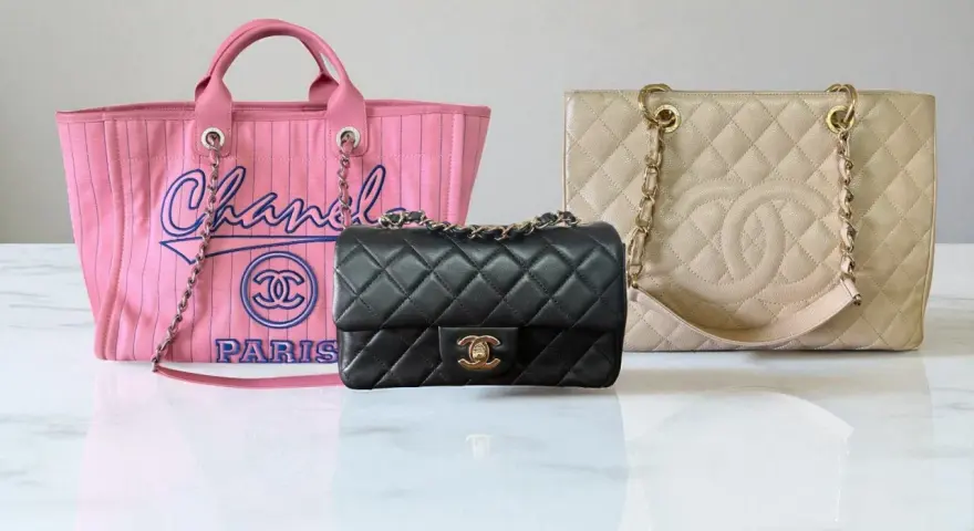 Tre borse iconiche del marchio Chanel: una rosa con scritta "Chanel Paris", una nera trapuntata e una beige trapuntata.