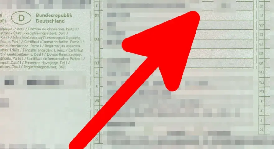 Fahrzeugschein: Hier siehst du die Fahrzeug-Identifizierungsnummer (FIN) und das Datum der Erstzulassung. Was ist TSN beim Auto? Das ist die Schlüsselnummer, die für die Versicherung wichtig ist.