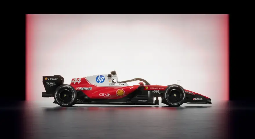 El Ferrari F1 2026, un coche de carreras rojo y blanco con patrocinadores como HP y Shell, listo para la velocidad.